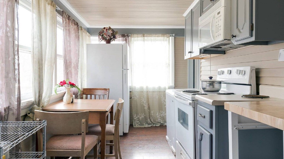 Independence House | Stay near football fun! 3-Bedroom Vacation Home by Arrowhead 8 min.
