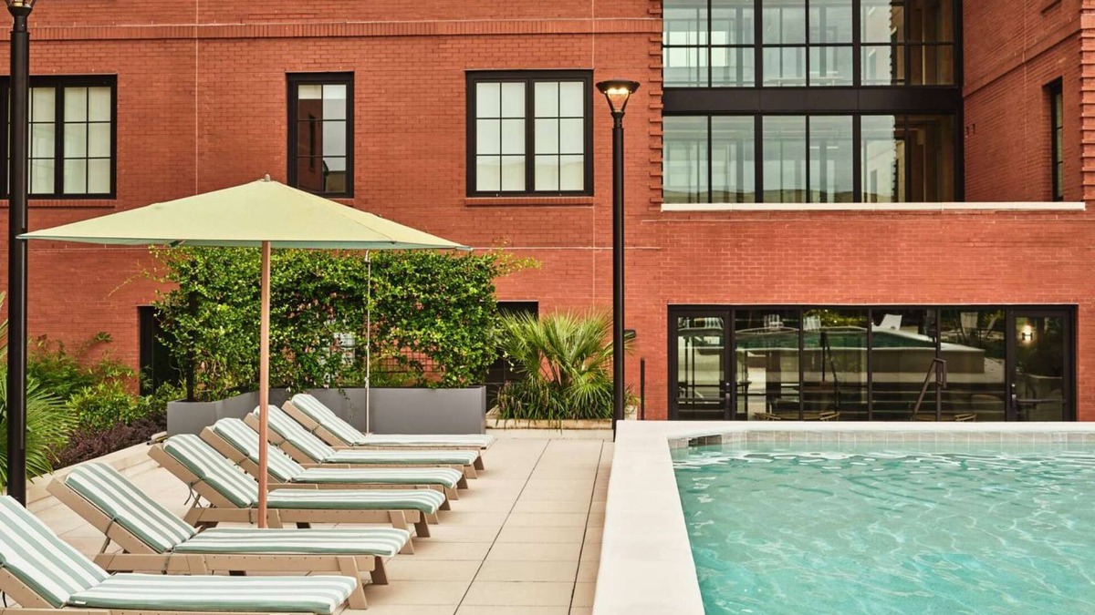 Yamacraw Village Apartment | Stay Near River Street + Pool, Bike, Dining & Gym
