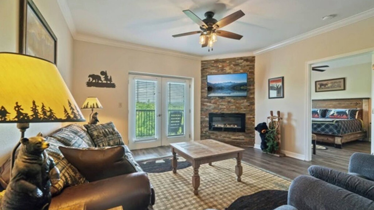 Pigeon Forge Condo | STAY NEAR THE TITANIC, ONE MINUTE OFF PARKWAY WITH SENSATIONAL VIEWS.