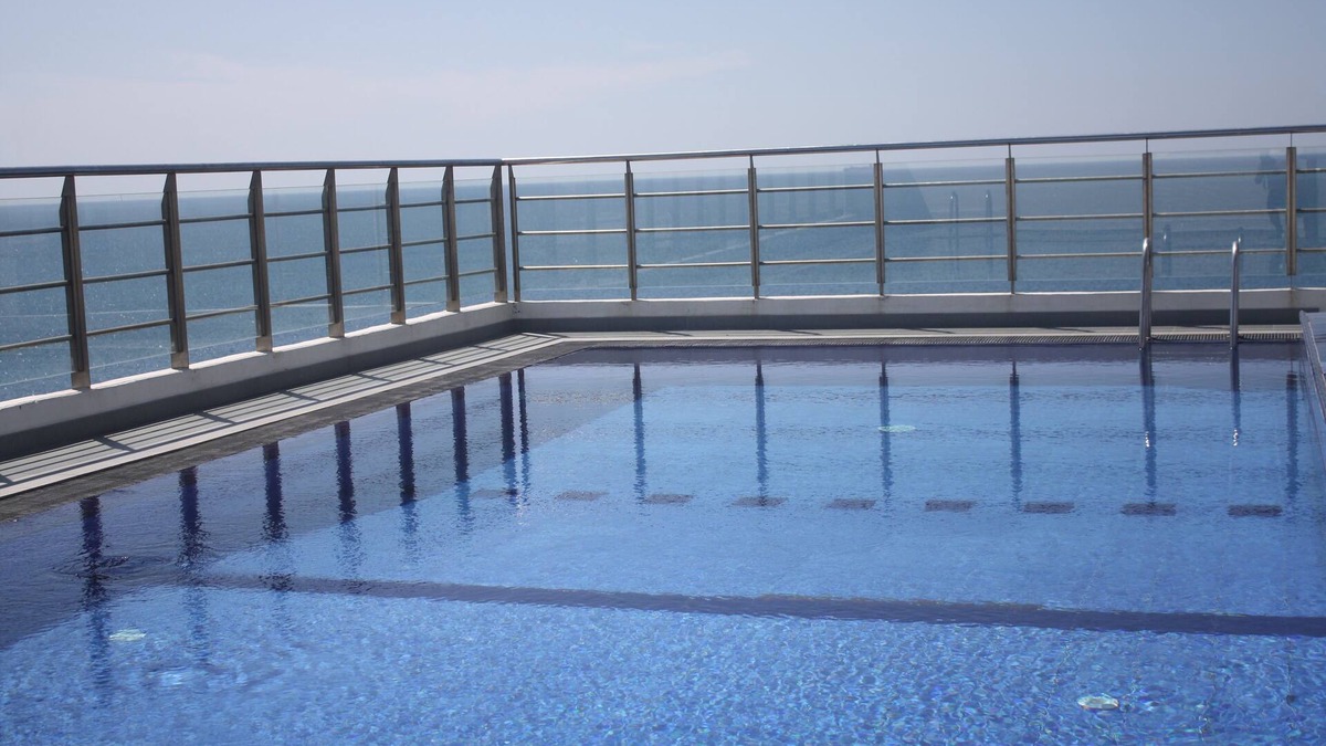 Kollupitiya Apartment | Stay next to the sea but central to all your need.