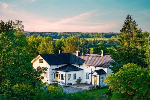 Salo House | Stay North - Walola Estate 600m2 Country House