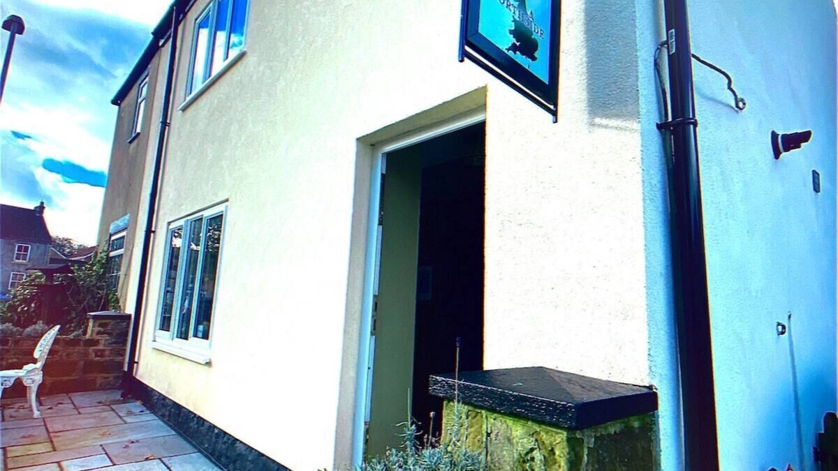 Newton Aycliffe Cottage | Stay Northside: Luxury Cottage, Log Burner & Pub
