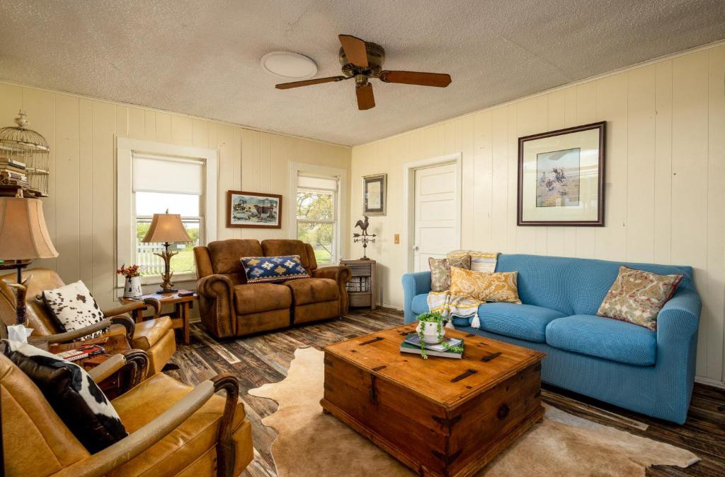 Dennis House | Stay on a 350-acre Cattle Ranch! Brazos River! Tubing! Petting zoo!
