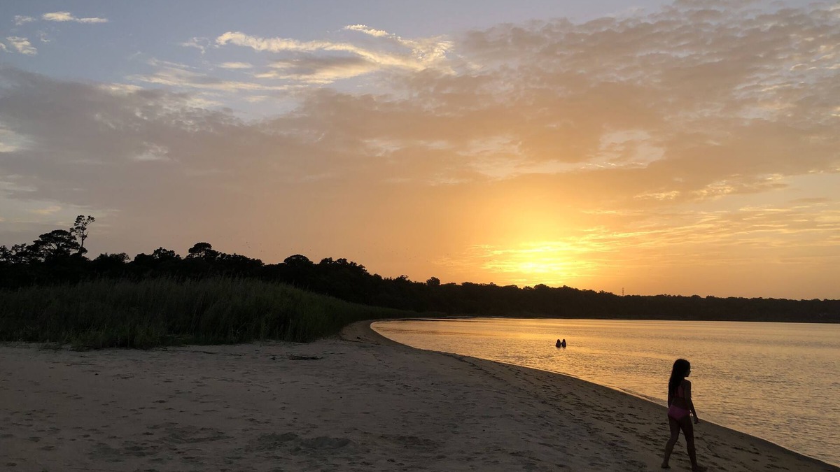 Northeast Pensacola Boat Rental | Stay on a luxurious yacht, a nature lover’s dream. Experience tranquility.