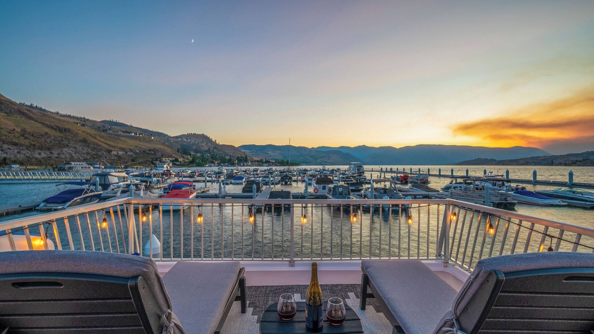 Chelan Boat Rental | Stay ON Lake Chelan with amazing views | Stationary 1 Bed houseboat