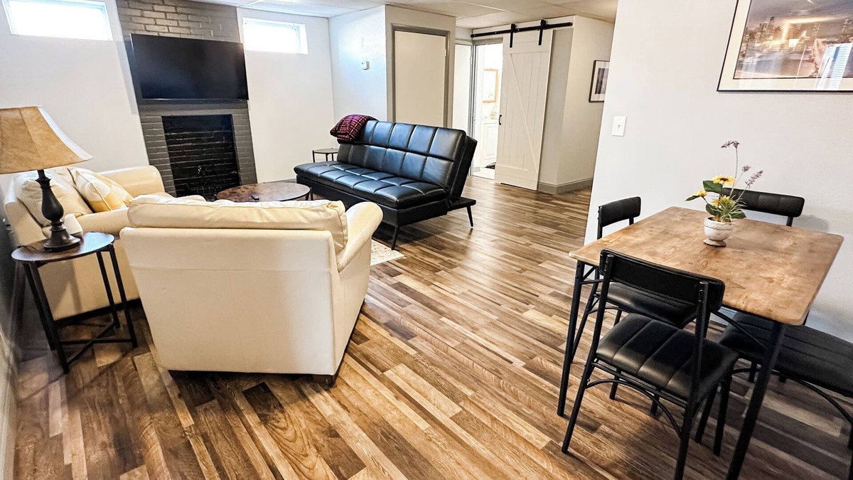 Festus Apartment | Stay on Main - Charming 2 bedroom 1.5 bath Upstairs Apartment on Main Sleeps 6