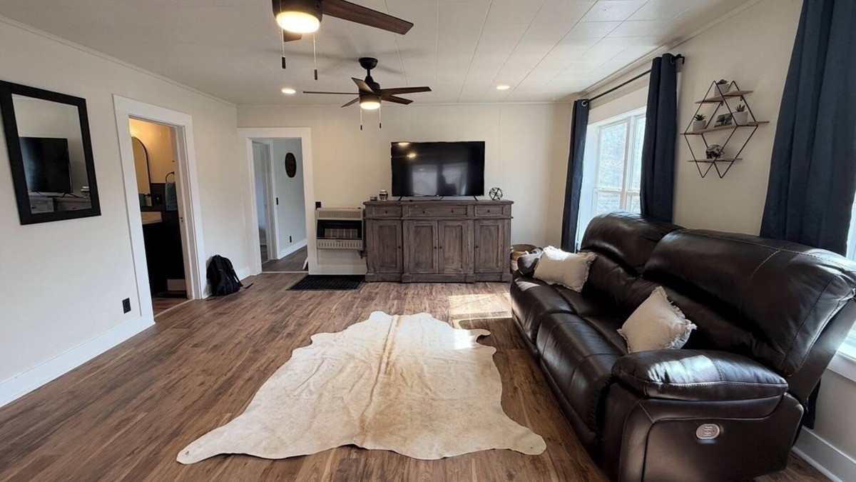 Eminence House | Stay On Main Street