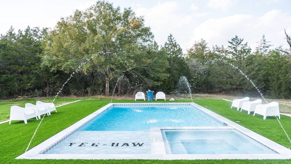 Fayetteville House | Stay & Play at The Moxie | Country Luxe Barndo
