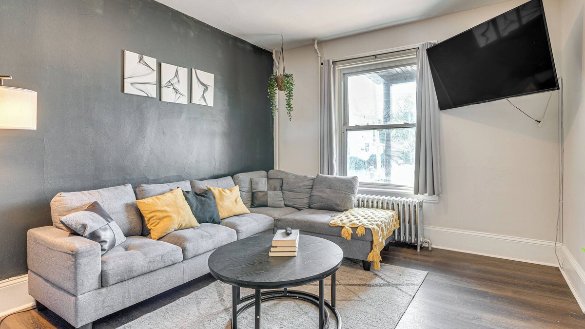 Stroudsburg House | Stay & Play in Dtwn Stroudsburg: Updated Townhouse