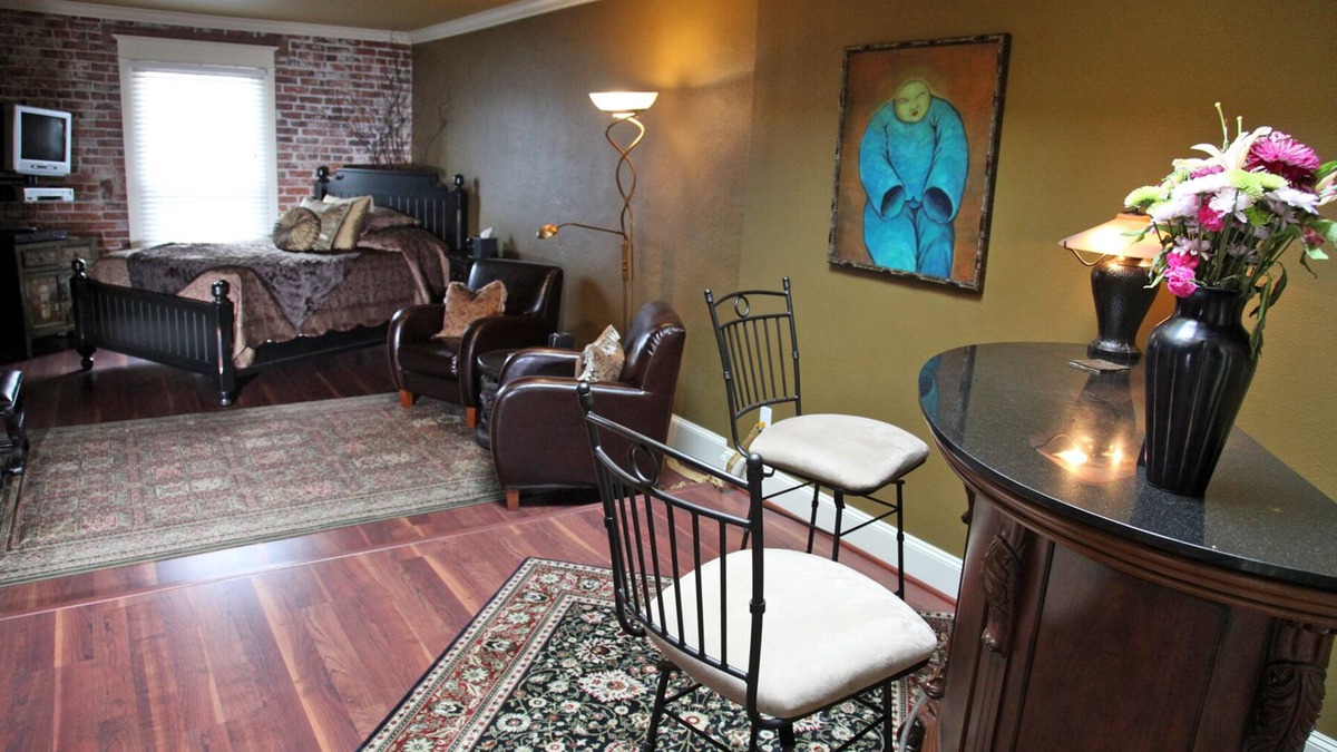 Carlton Apartment | Stay & Play! Winery Loft #5 in Historic Downtown Carlton