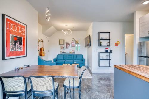 Hosford-Abernethy Apartment | Stay Portland - The Division Street Funk Flat - 94 WalkScore