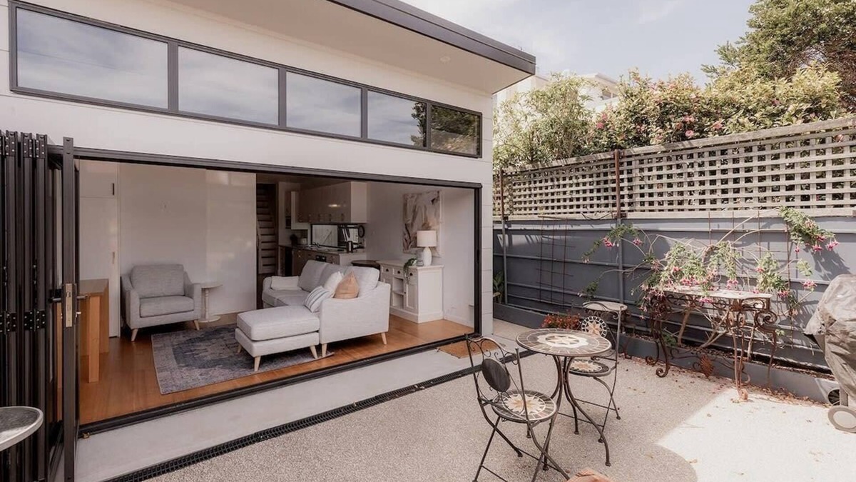 Battery Point House | Stay steps from Salamanca in historical cottage