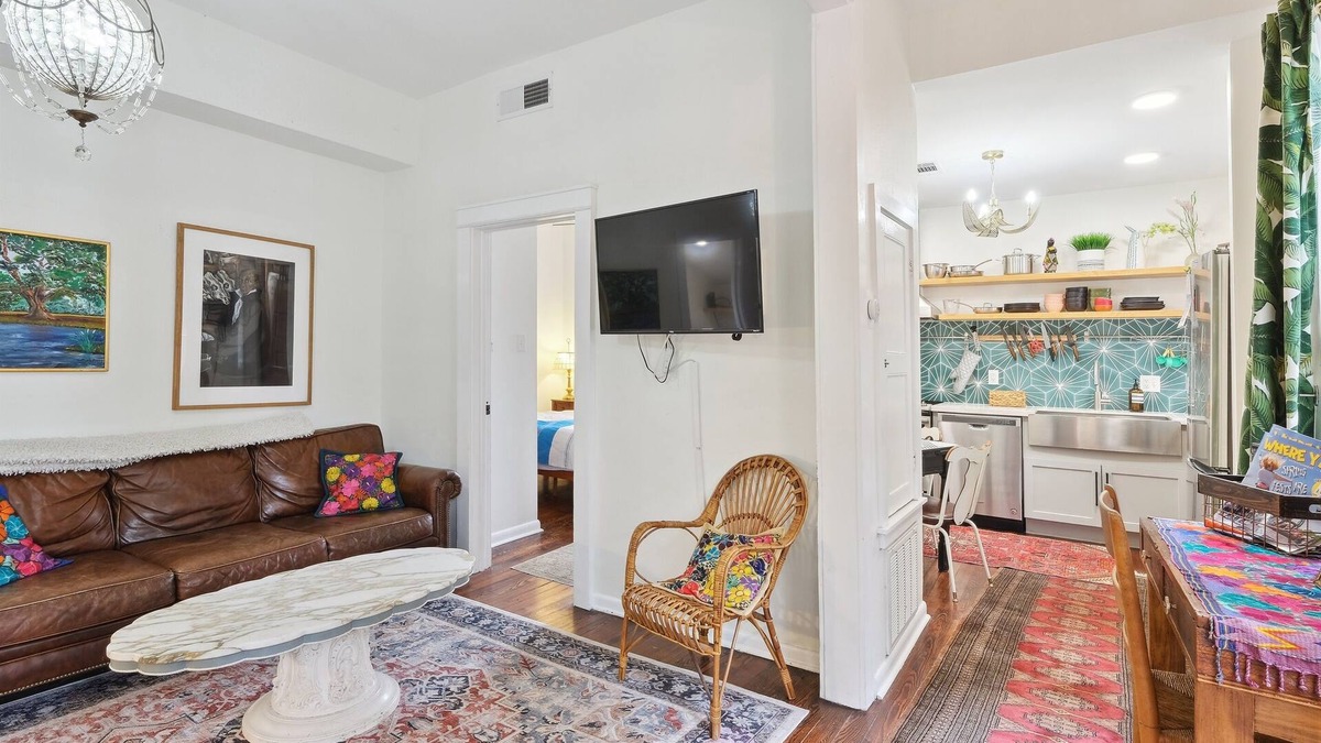 Touro House | Stay steps from Saint Charles Avenue!