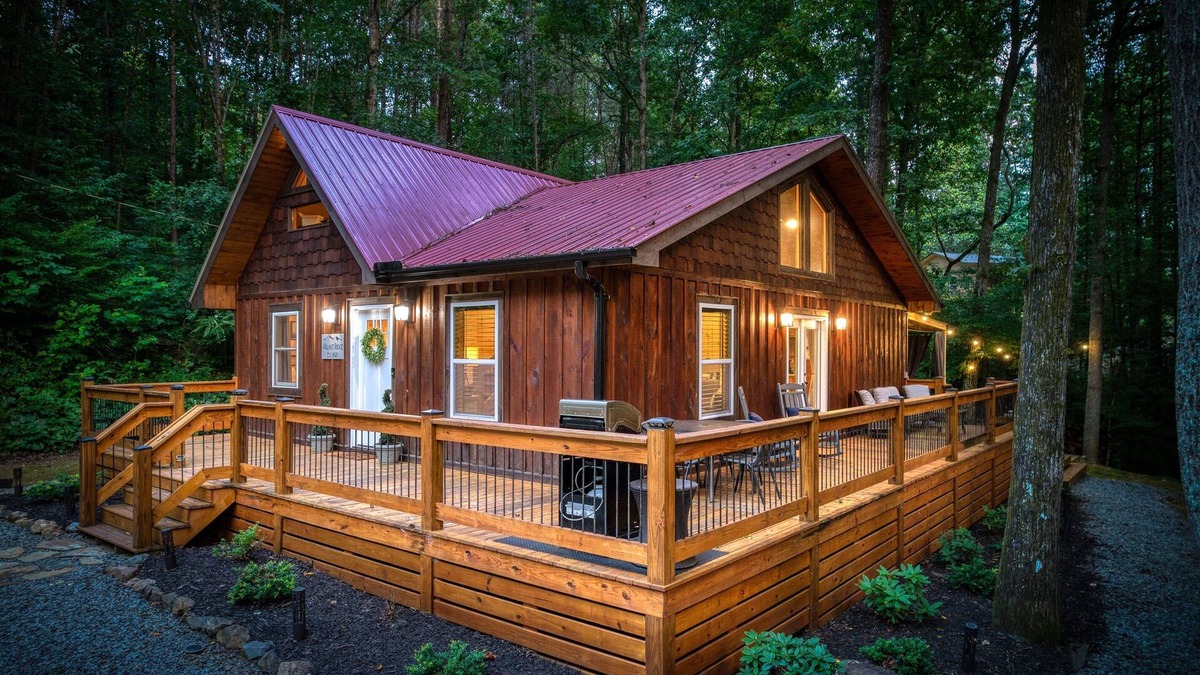 Morganton Cabin | Stay Warm & Cozy in Blue Ridge! Hot Tub & Fire Pit | 8 Min to Downtown