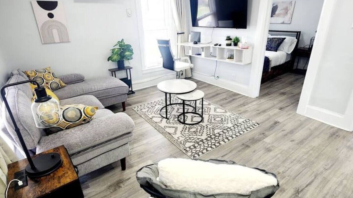 Walkerville Apartment | Stay Windsor - Central/parking