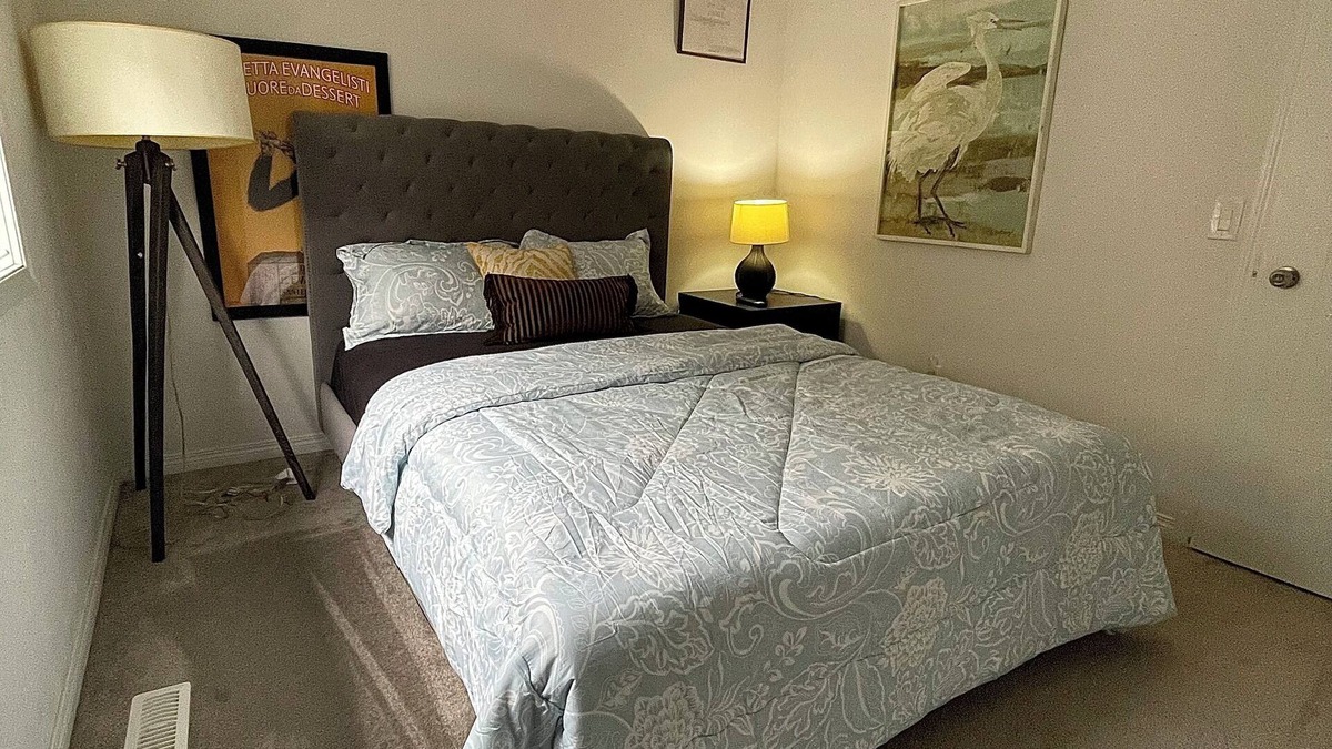 Calgary House | Stay with Jay - Cozy Room Close to YYC Airport