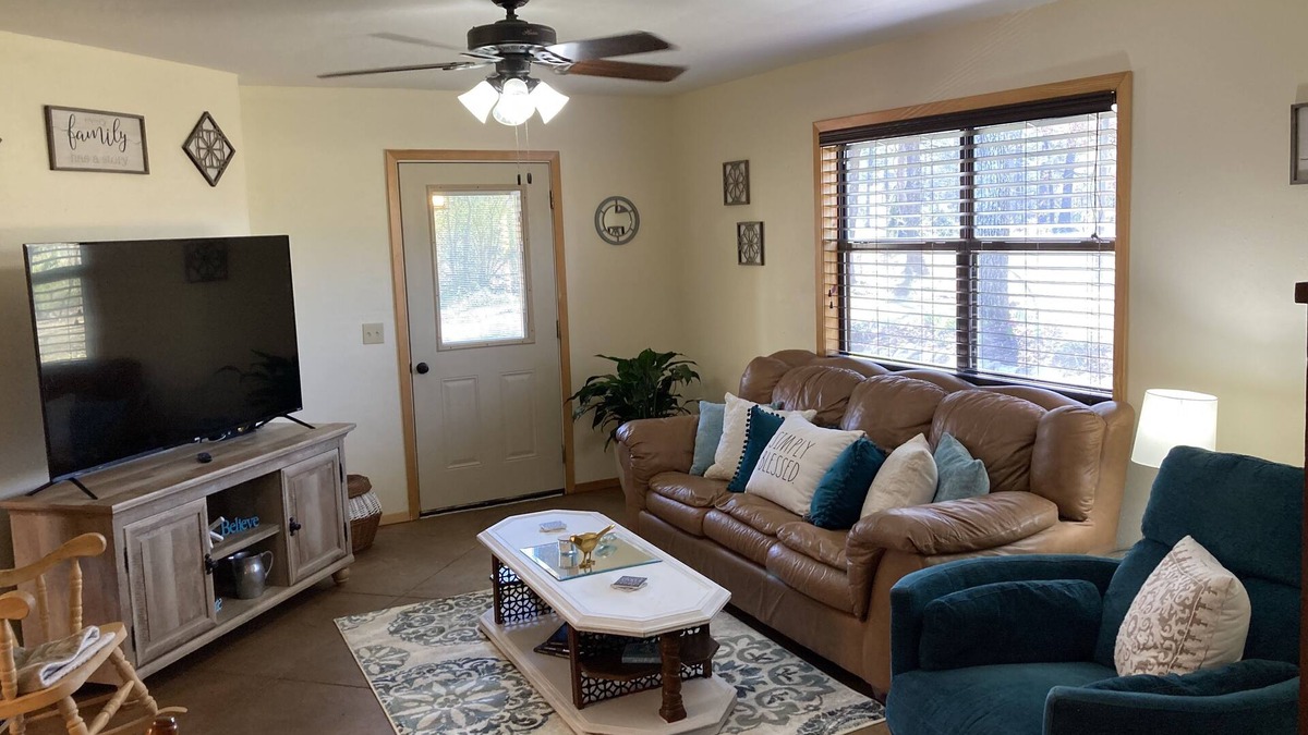 De Queen House | Stay with your friends/family in this peaceful home 3 miles from a river access