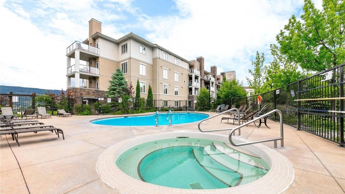 Quail Ridge Condo | Stay Worry Free! Come Golf, Wine Tour & Ski! 4 Beds 2 Bath Condo w/Gym and Pool!
