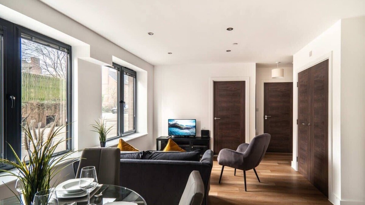 Old Trafford Apartment | Stay Zeni, Alexandra Rise Manchester Roomy 1 Bed