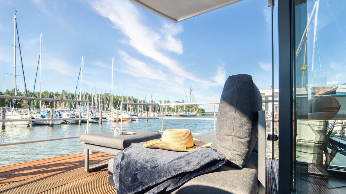 Peenemuende Boat Rental | Stay24 - Modernes Hausboot für 4 Personen im Yachthafen auf Usedom