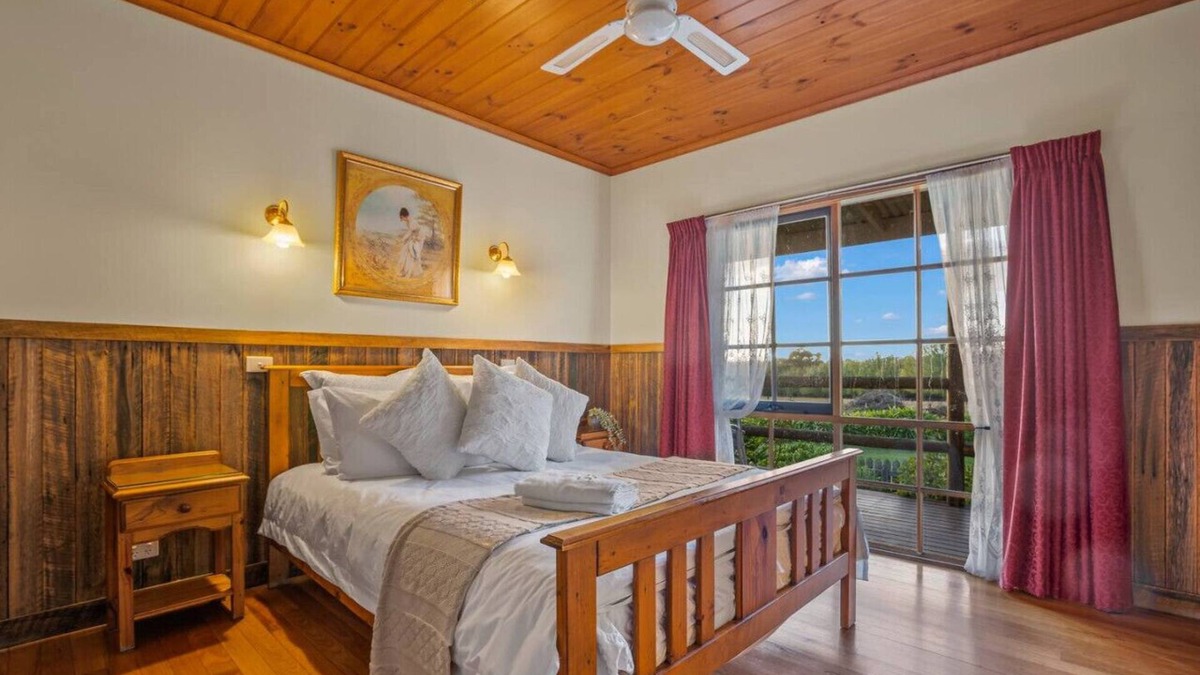 Badger Creek Cabin | StayAU 2BR Cottage Farm Retreat