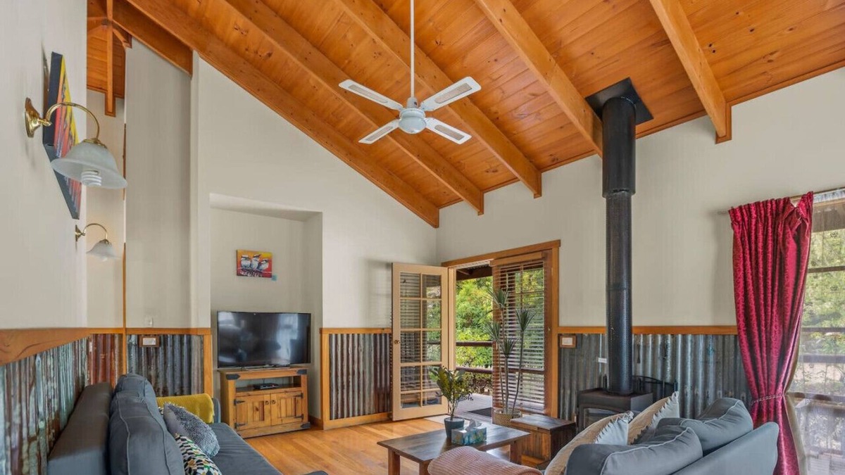 Badger Creek Cabin | StayAU 2BR Serene Lakeside Haven
