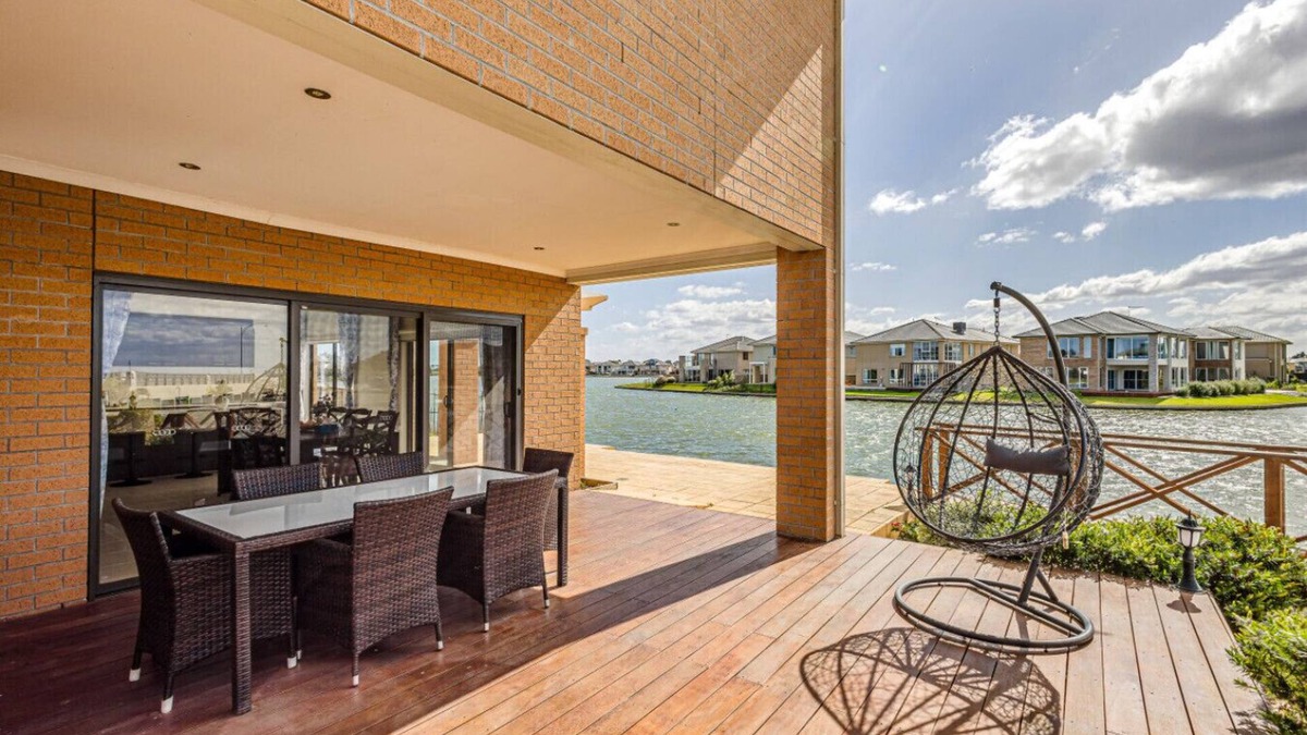 Sanctuary Lakes House | StayAU 5BR Idyllic Lakefront Escape Point Cook