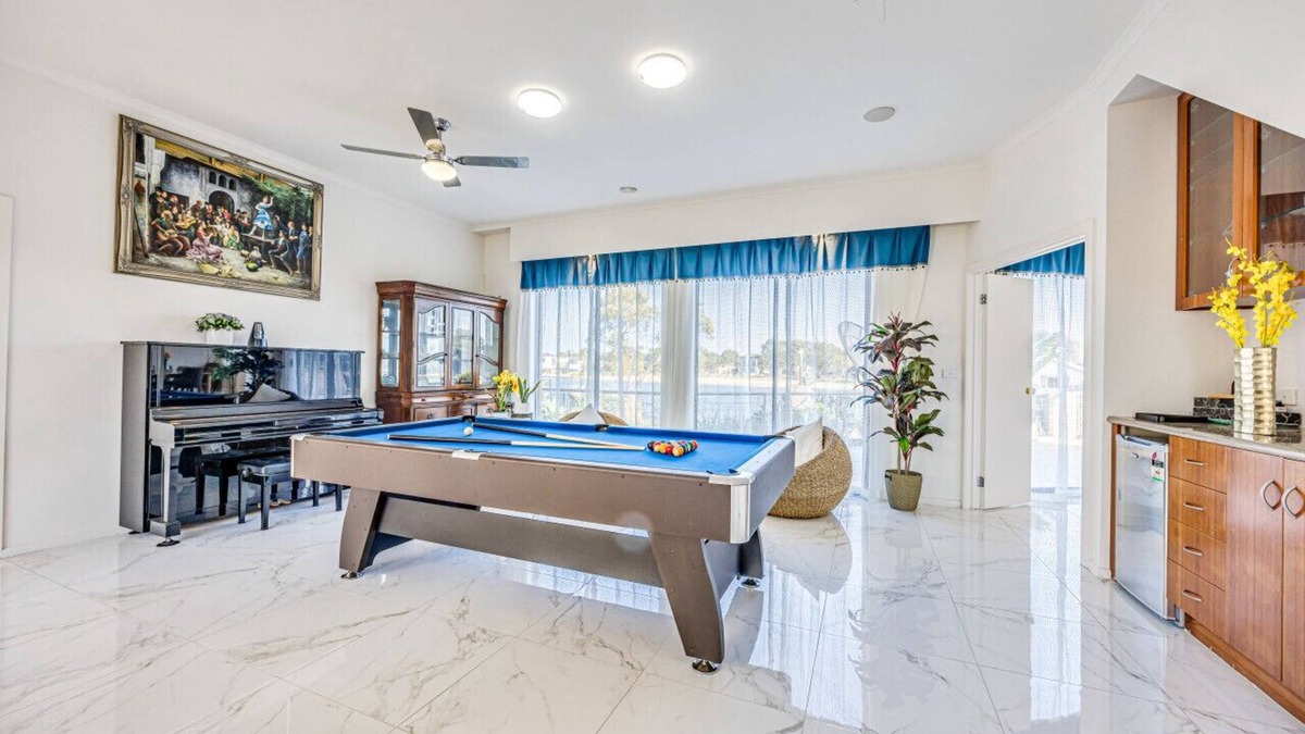 Sanctuary Lakes House | StayAU 6BR Deluxe Lakeview House Point Cook