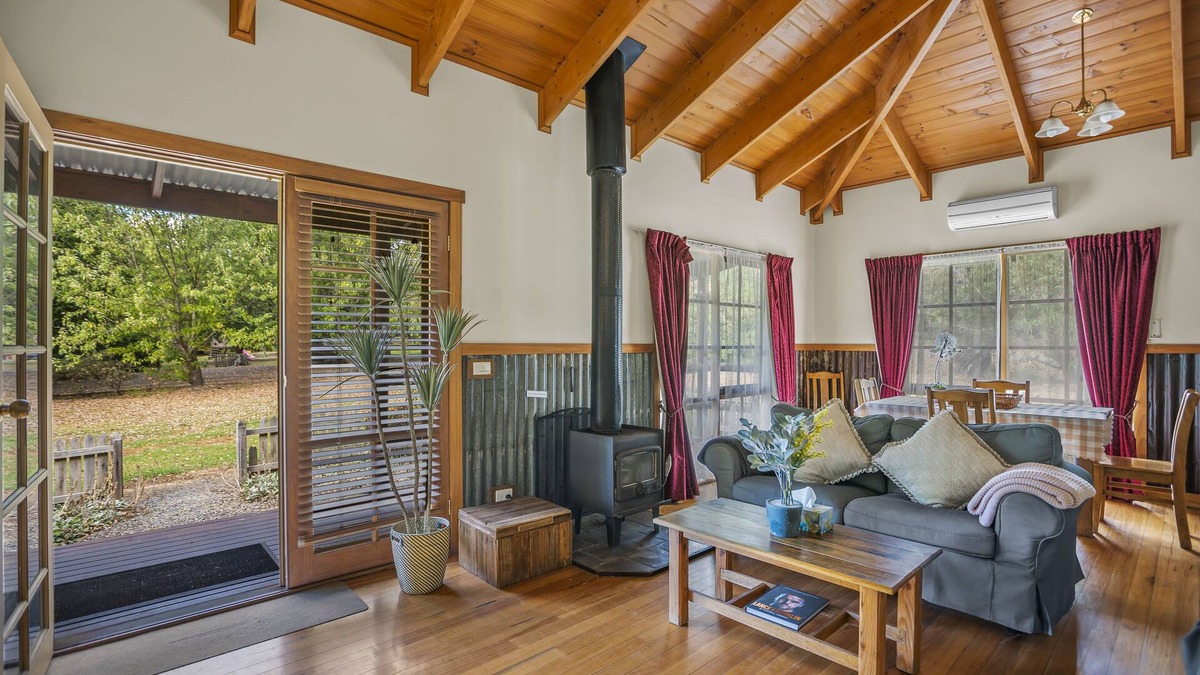 Badger Creek Cottage | StayAU Conifer Cottage Lakeside Haven