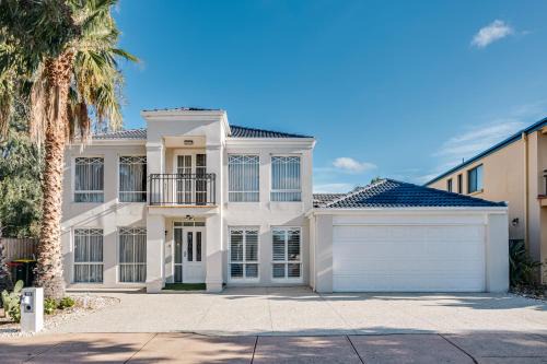 Sanctuary Lakes House | StayAU Family Group 6BR Oasis Sanctuary Lakeview