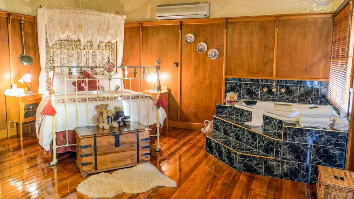 Mount Dandenong Cabin | StayAU Ironbark Cottage Romantic Retreat Dandenong