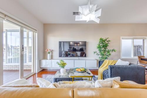 Sanctuary Lakes Apartment | StayAU Magnificent Lakefront Villa Stunning Views