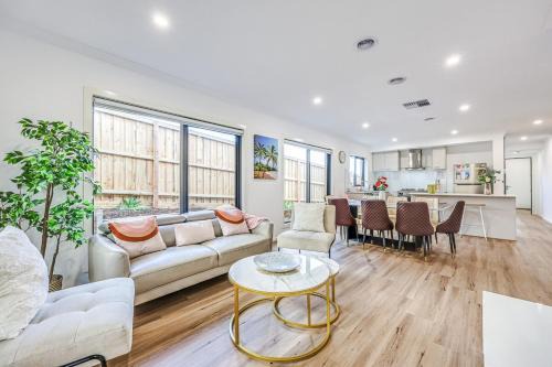 Officer House | StayAU Officer Newly 5BRM Homley Villa House