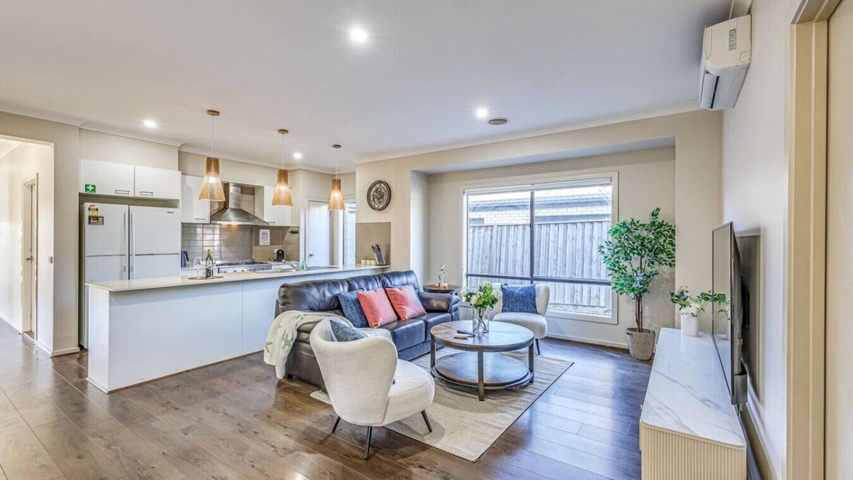 Pakenham House | StayAU Pakenham 5 BRM Hidden Oasis Pet-friendly