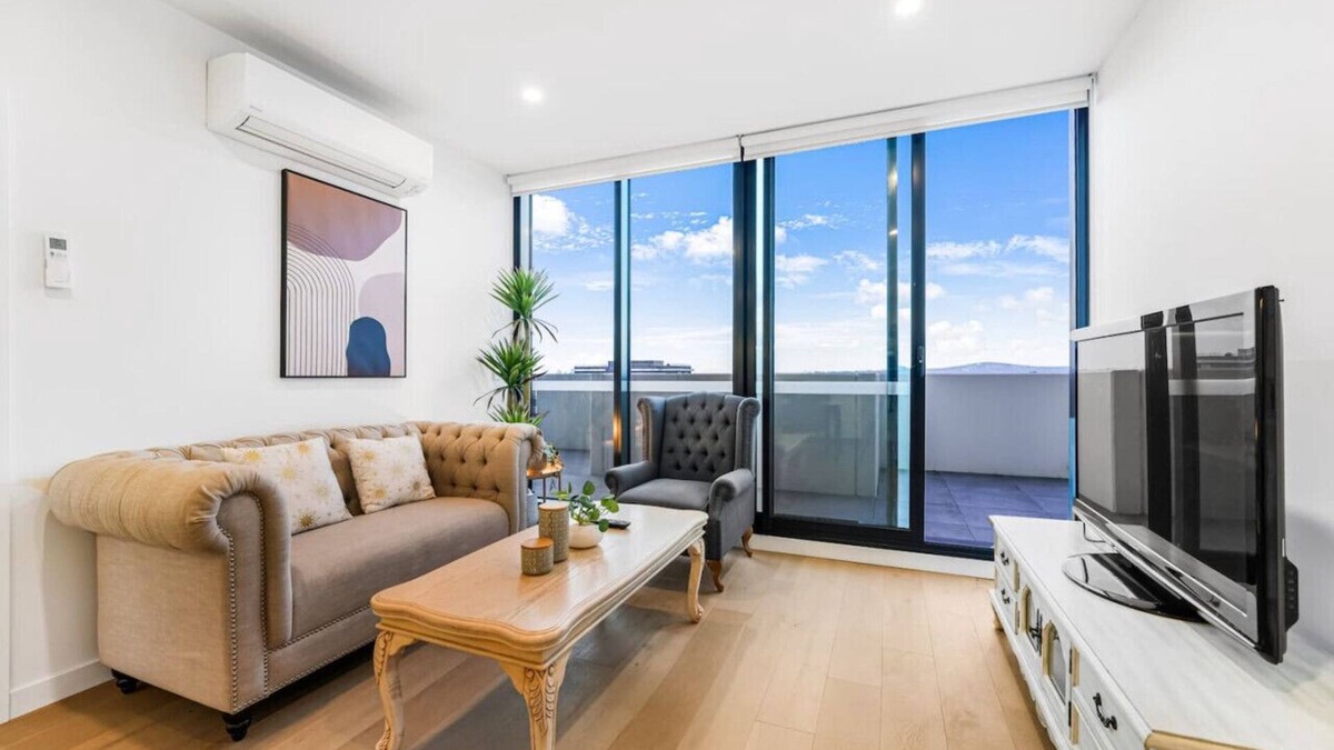 Box Hill Apartment | StayAU Spacious 2BR Stunning Sunset Views