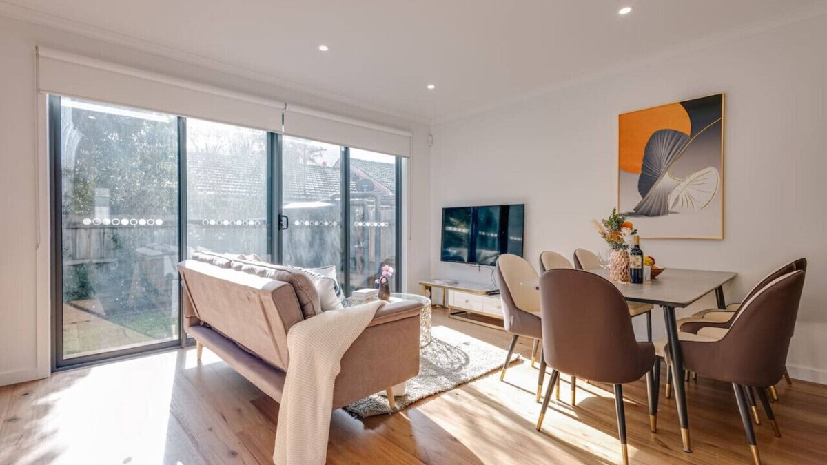 Ringwood East House | StayAU Stylish Spacious 4BR Home Ringwood