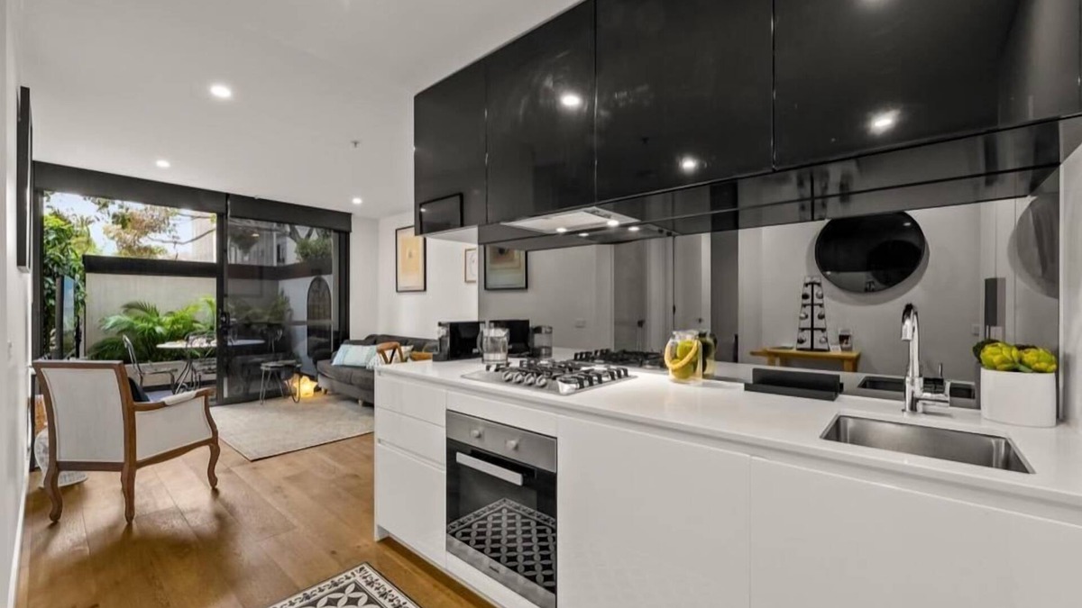 Hawthorn East Apartment | StayCentral - Hawthorn East Elegance with Study - Albert St, Hawthorn East - 2 Bedrooms, 2 Beds, 2 Bathrooms, 2 parking spots.