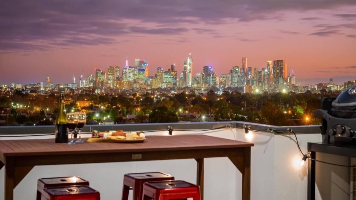 Northcote Apartment | StayCentral - Northcote Townhouse with Study - Campbell Grove, Northcote - 2 Bedrooms, 3 Beds, 2 Bathrooms, 1 secure undercover parking spot.
