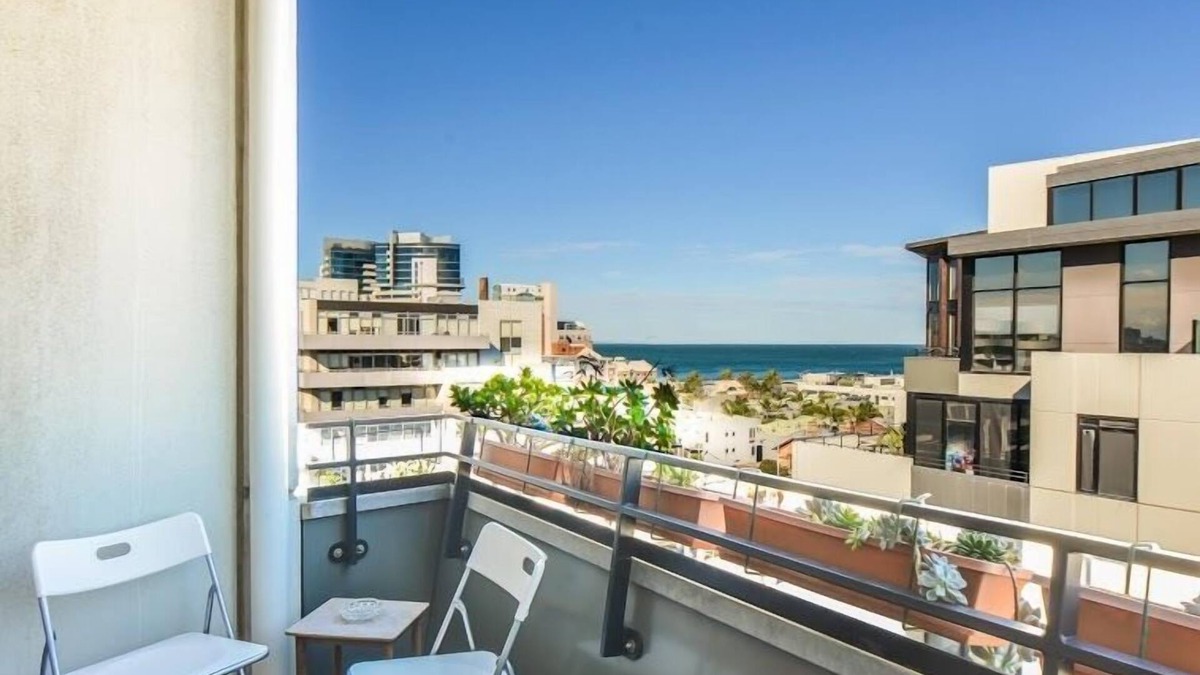 Port Melbourne Apartment | StayCentral - Spacious Seaviews (Port Melbourne) - Bay Street Port Melbourne - 1 Bedroom, 1 Bed, 1 Bathroom, 1 secure parking spot.