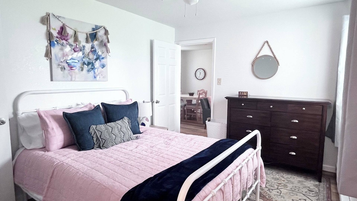 Kirksville Apartment | StayClose- 30+ days, pets, ground lvl, Queen apartment Rocky Court PINK