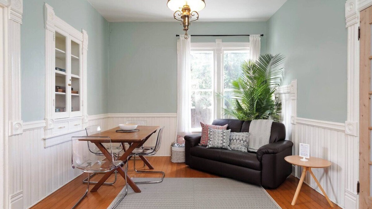Belmont Apartment | #StayInMyDistrict Sunnyside Vintage Charmer