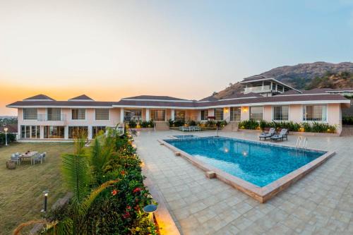 Kune N.m. Villa | StayVista at Dolce Montagna w Pool, Karaoke & Bar