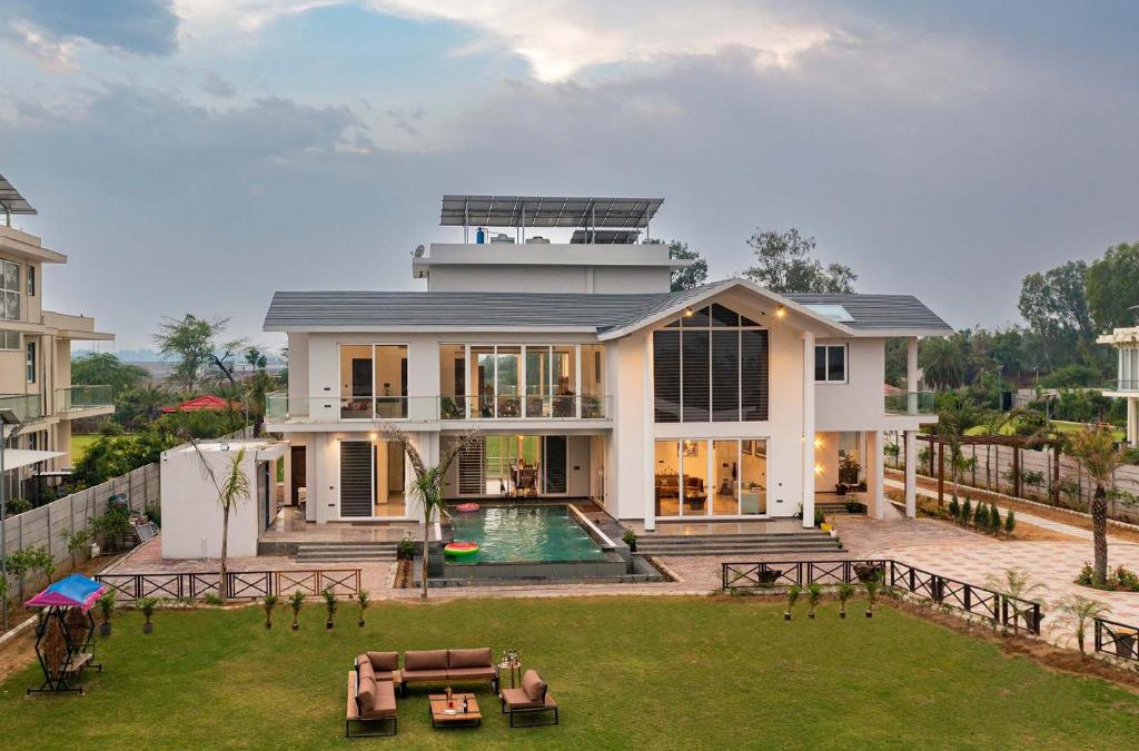 Gurugram Villa | StayVista at The Francolin Farm with Free Breakfast, Infinity Pool & Jacuzzi