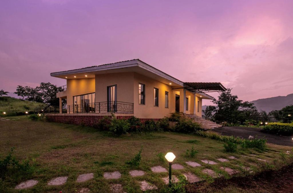 Kurvande Hostel | StayVista's Shivom Villa 8 - A Serene Escape with Views of the Valley and Lake