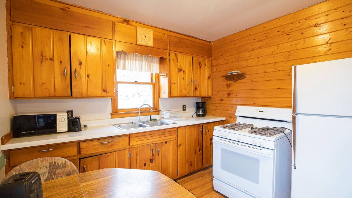 Walker Cabin | Steamboat Bay Resort Cabin 3 - small family cabin