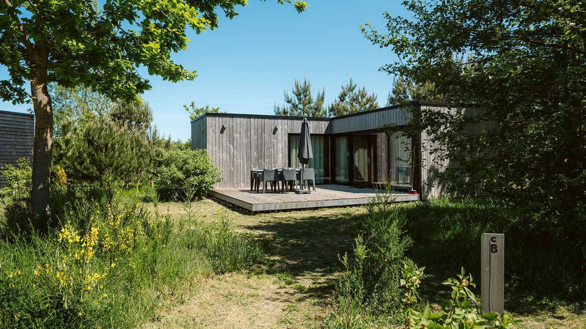Ouddorp Ski Chalet | Steel house with wood finish: sturdy cabin for four persons.