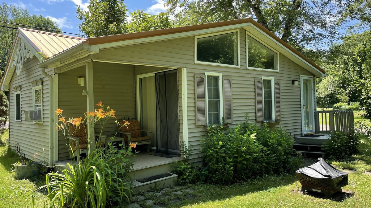 Westfield Cottage | Steffi's Stuga (little lake cottage): Relax and Re-energize near Lake Erie!