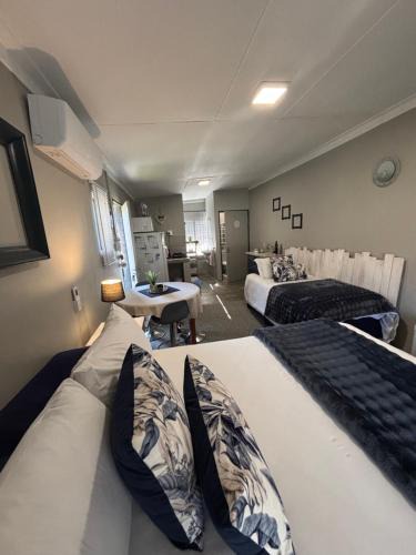 Keetmanshoop Apartment | Stellies Accommodation - Room 1