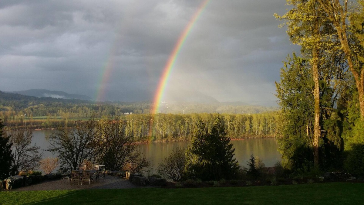 Bradner House | Step away from life's bustle to this breathtaking scenic property.