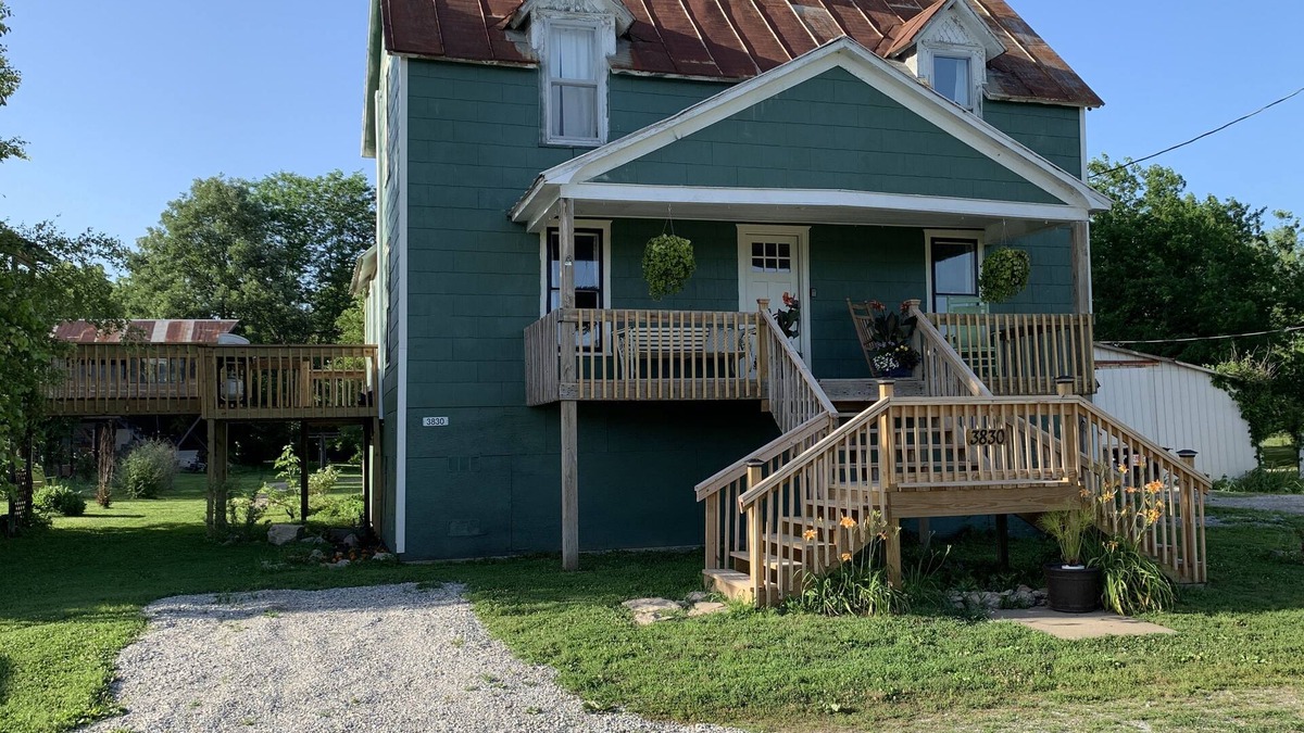Jamestown Cottage | Step Back in Time Near The Missouri River